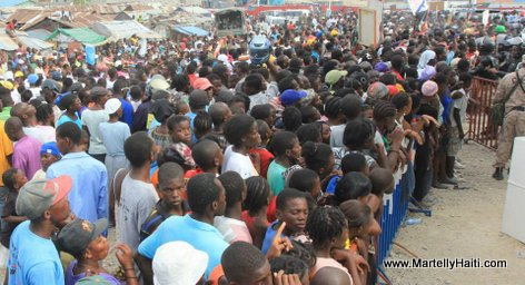 La population du Wharf Jeremie attentive aux propos du President Michel Martelly